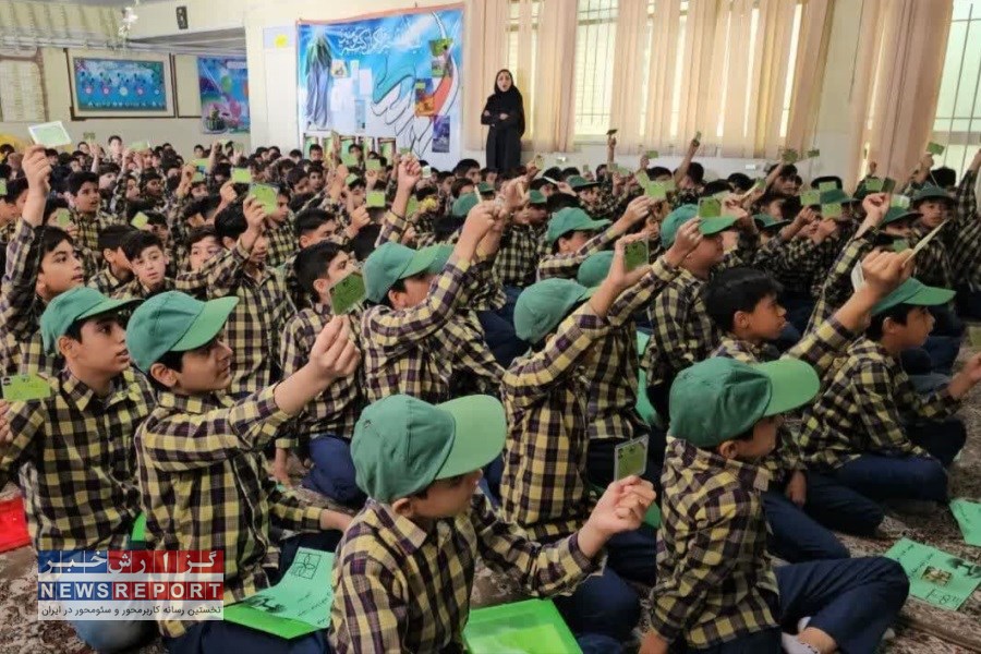 دریافت کارت همیار طبیعت به دانش آموزان دبستان انقلاب بافق