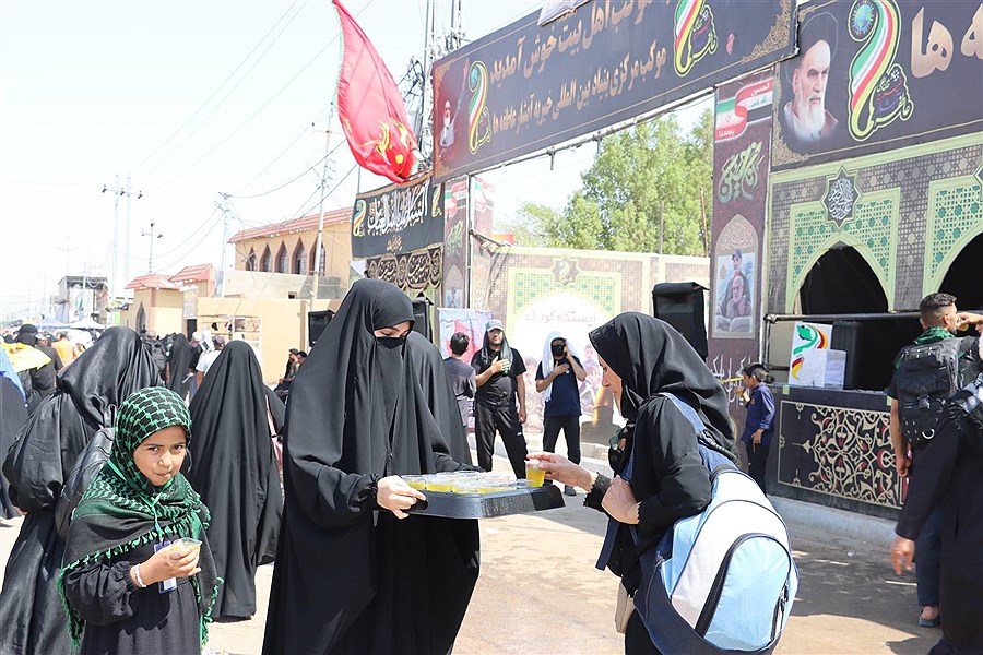 خدمت رسان موکب آبشار عاطفه‌ها در مسیر اربعین 1404 از پنجره دوربین (16 مردادماه)