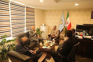 تصویر دیدار استاندار استان هرمزگان به همراه مدیر کل راه و شهر سازی استان با رییس هیات عامل صندوق ملی مسکن
