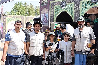 تصویر خدمت رسان موکب آبشار عاطفه‌ها در مسیر اربعین 1404 از پنجره دوربین (16 مردادماه)