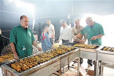 تصویر موج گسترده خدمت‌رسانی آبشار عاطفه ها به زائران در نیمه شعبان